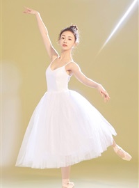 舞蹈美女明星吴谨言吊带长裙酥胸人体艺术照片(6)